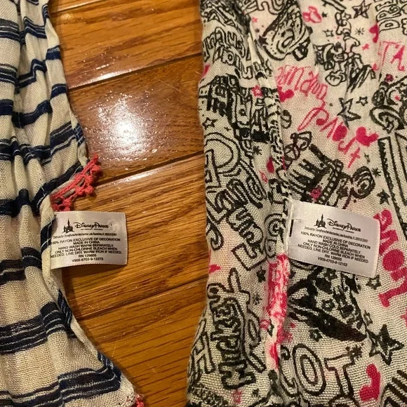 2 Walt Disney World Parks scarves. Minnie Mouse design and Parks design. - Picture 2 of 6